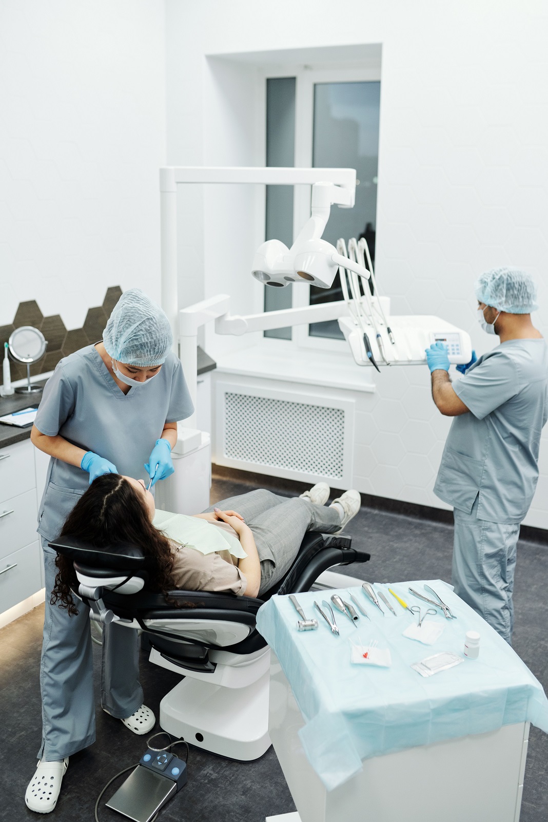 Team M3 Studi Dentistici al lavoro in uno studio luminoso e moderno