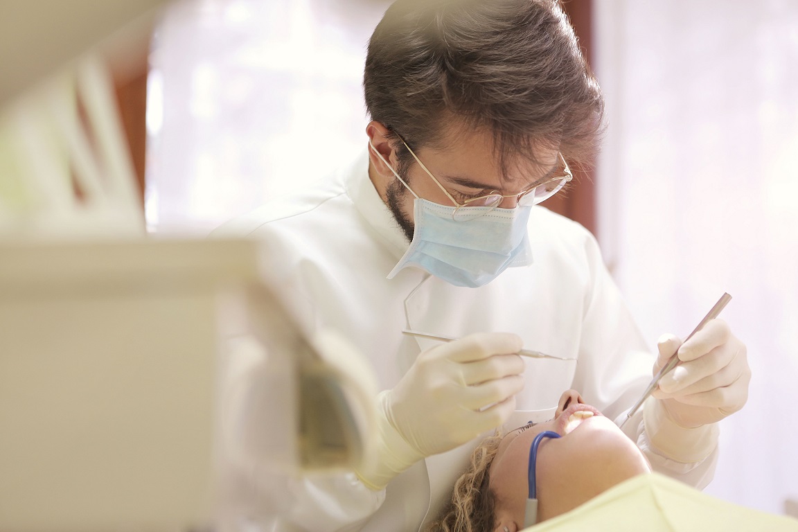 Dentista al lavoro con illuminazione naturale